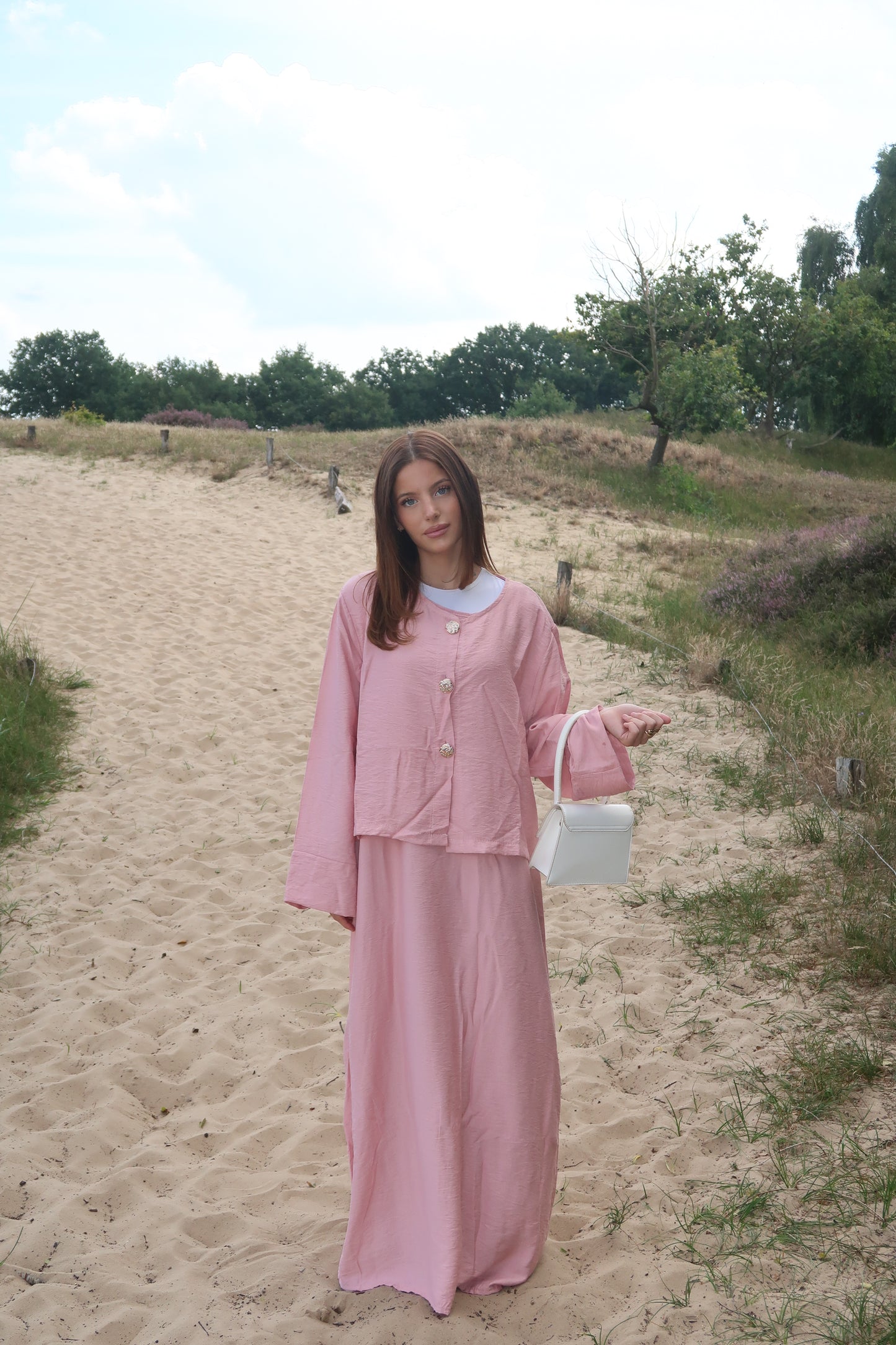 pinkes Zweiteiler mit weißer Bluse