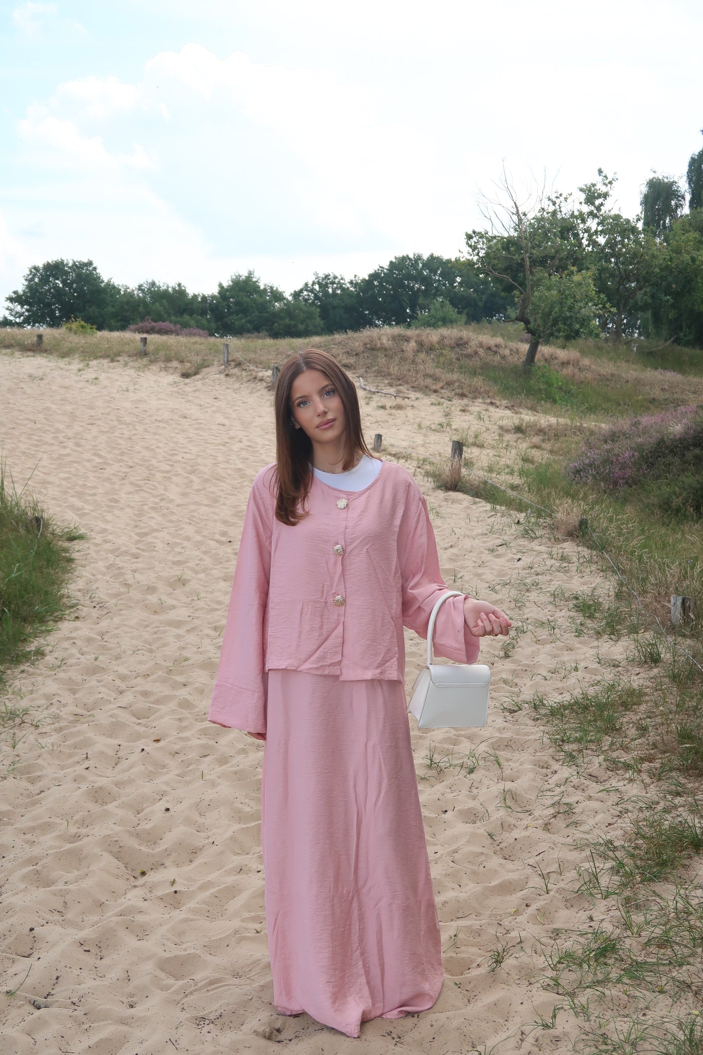 pinkes Zweiteiler mit weißer Bluse