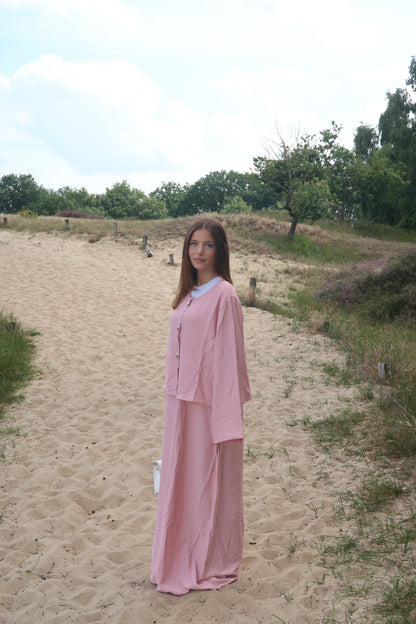pinkes Zweiteiler mit weißer Bluse