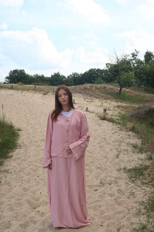 pinkes Zweiteiler mit weißer Bluse