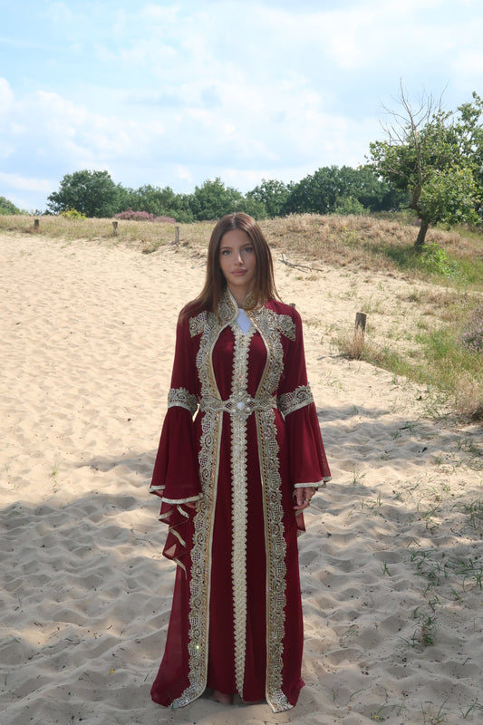 Bordeauxfarbene Kaftan-Robe mit goldener Stickerei